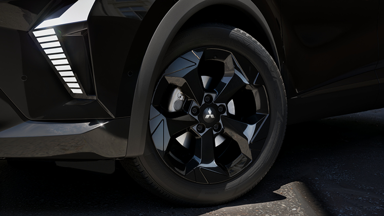 Nahaufnahme der Felge von Mitsubishi ASX Black in Schwarz glänzend